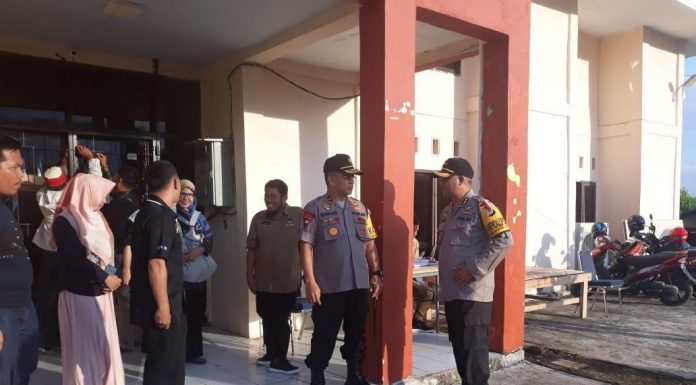 Kapolda Sulbar Memantau Surat Suara di KPU Mamuju