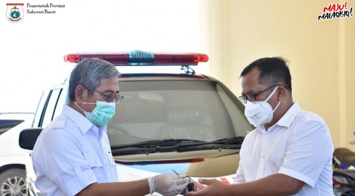 Gubernur Sulbar Serahkan Empat Unit Mobil Ambulance Untuk Penanganan Covid-19