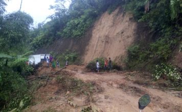 Longsor Menutup Jalan” Warga Mesakada Gotong Royong