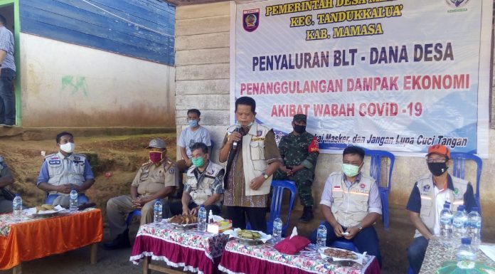 Sambil Berjemur, Bupati Mamasa: Serahkan BLT-DD Di Desa Mesakada