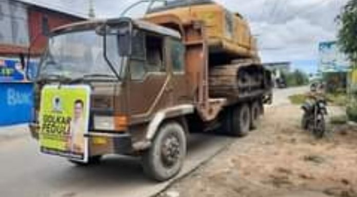DPD II Golkar Polman : Turunkan Escavator Untuk Membantu Warga Korban Banjir Di Polman