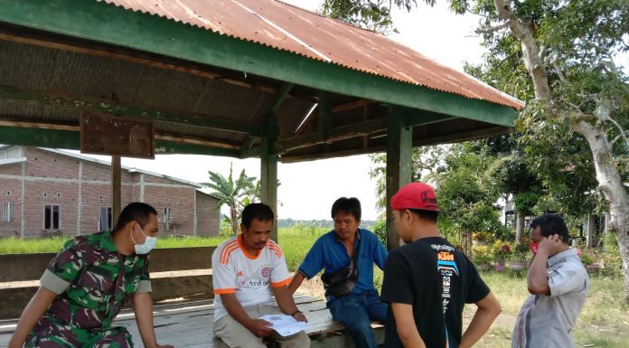 Babinsa Jajaran Kodim 1402 Polman Sosialisasi Vaksin Dengan Persuasif dan Humanis