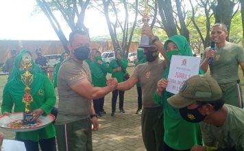 Dandim 1402 Polman Serahkan Hadiah Lomba Taman Toga