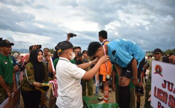 Bupati Polman Serahkan Piala Pemenang Liga Santri Tahun 2022