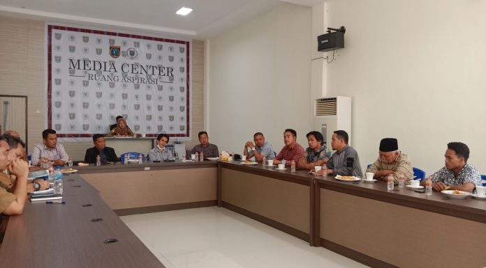 Puluhan Tahun Tak Diperhatikan Warga Desa Lenggo Menemui DPRD Polman
