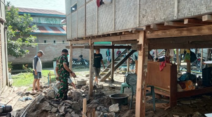 Babinsa Kodim 1402 Polman Bersama Warga Bangun Rumah Tidak Layak Huni