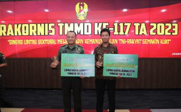 Kodim Polman dan Wartawan Radar Sulbar Raih Penghargan LKJ TMMD