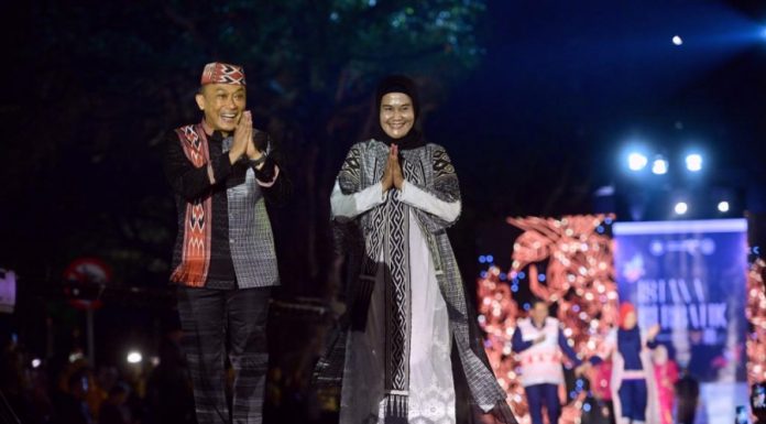 Promosikan Produk Lokal, PJ Gubernur Sulbar Zudan Tampil dengan Busana Motif Sekomandi pada Istana Berbatik