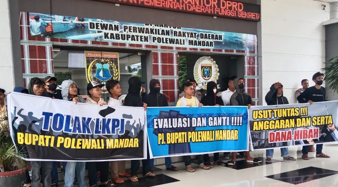 Demo Depan DPRD, LSM Minta LKPJ Bupati Polman Ditolak