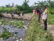 Bhabinkamtibmas Polsek Wonomulyo Polres Polman Melaksanakan Bhakti sosial Pembersihan sungai Di Desa Tumpiling