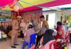 Bhabinkantibmas Desa Tonrolima Pantau Kegiatan Pekan Imunisasi Nasional pemberian vaksin Polio