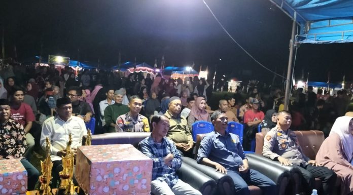 Kapolsek Tapango Hadiri Pesta Rakyat Dalam Rangka Memeriahkan HUT RI ke-79 Dirangkaikan Malam Ramah Tamah KKN Unsulbar dan IAIN Pare-pare