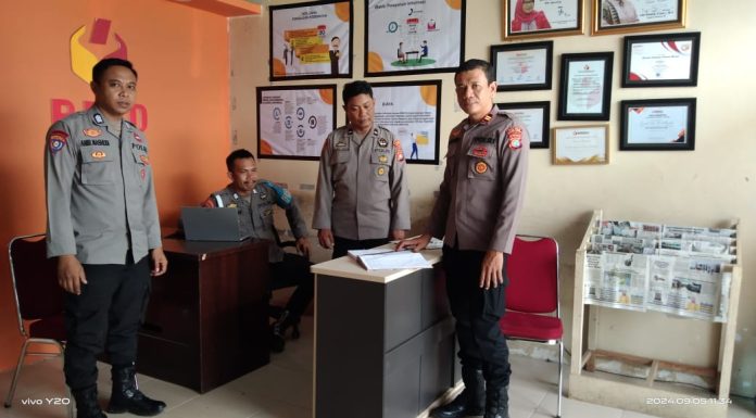 Perwira Pengendali Pengamanan Operasi Mantap Praja Polres Polman di Bawaslu Laksanakan Pengecekan Personil