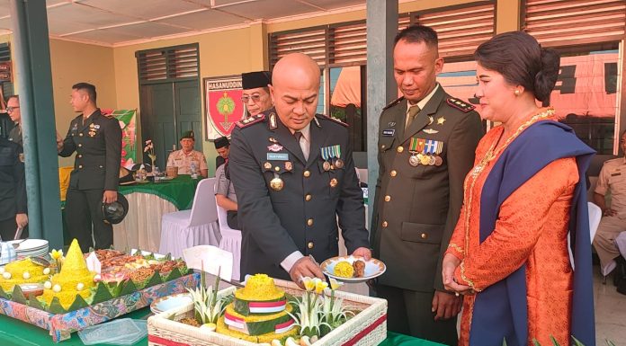HUT TNI Ke-79 Di Polewali Mandar Diwarnai Aksi Makan Gratis Bersama Masyarakat