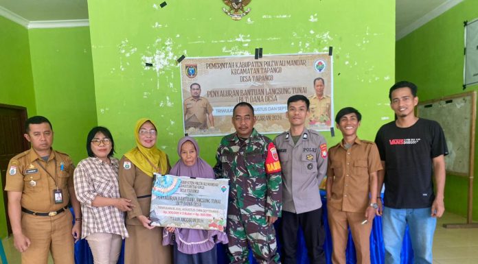 Bhabinkamtibmas Polsek Tapango Monitoring Kegiatan Penyaluran BLT DD Tahun 2024 di Desa Binaan