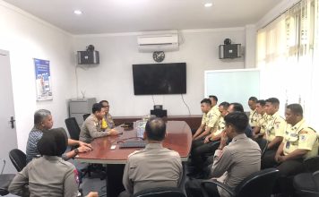 Kasat Binmas Polres Polman Dampingi Dir Binmas Polda Sulbar Laksanakan Pengecekan Satpam di BRI Polewali