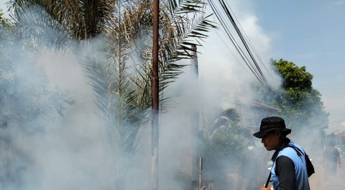 Bhabinkamtibmas Polsek Wonomulyo Laksanakan Fogging untuk Mencegah DBD