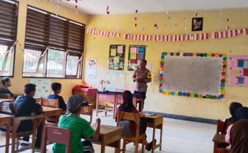 Bhabinkamtibmas Polsek Binuang Polres Polman Sambang dan Sosialisasi Penerimaan Polri di SMK SPP Rea