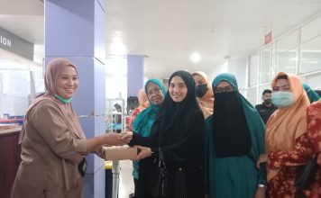 TP PPK Polman Bersama IKIAD Bagikan Menu Buka Puasa di RS Andi Depu