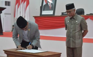 RAPAT PARIPURNA PENYERAHAN USULAN POKIR DPRD SULBAR DAN PERSETUJUAN RANPERDA JASA KONSTRUKSI