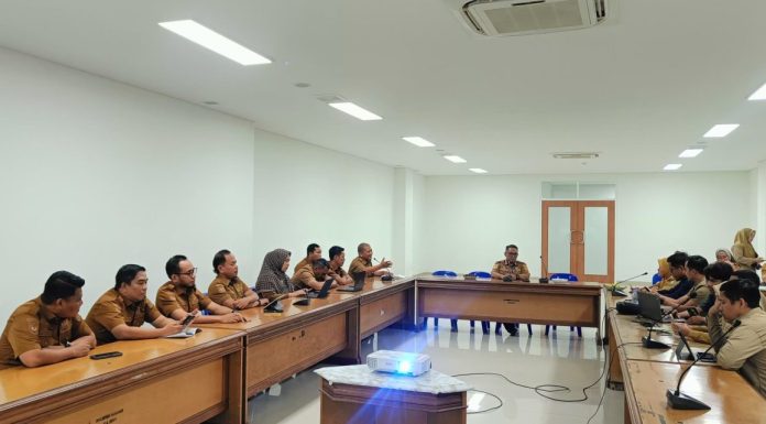 SINERGI SEKRETARIAT DPRD DAN DISKOMINFO SULBAR, TINGKATKAN PENGELOLAAN MEDIA DAN PUBLIKASI