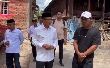 Bupati Polman Kunjungi Korban Kebakaran di Lampoko, Salurkan Bantuan Pribadi.