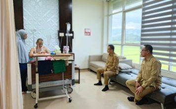 Bentuk Kepedulian Kemanusiaan, Bupati Polman Jenguk Mantan Pj Bupati di Rumah Sakit