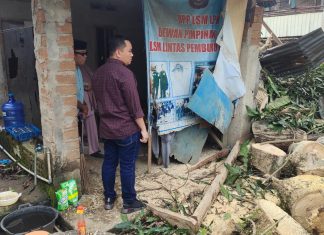 Ketua DPRD Polewali Mandar Fahry Fadly Turun Langsung Tinjau Rumah Warga Tertimpa Pohon di Manding