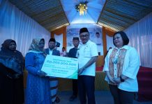 Safari Ramadan di Mambi, Mamasa: Suhardi Duka Serahkan 500 Paket Sembako