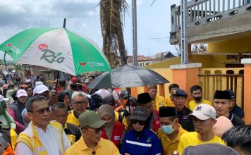 Peduli Pendidikan, Bupati Samsul Mahmud Tanggung Seragam dan Perlengkapan Sekolah Anak Korban Kebakara
