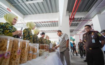 Gubernur Suhardi Duka Buka Gerakan Pasar Murah di Kejati Sulbar