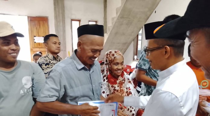 Bupati Polman Serahkan Bantuan Korban Kebakaran Galung Tuluk, Tegaskan Pemerintah Selalu Hadir