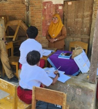 Gedung Direhabilitasi, Siswa SDN 061 Maccera Tetap Belajar di Rumah Warga